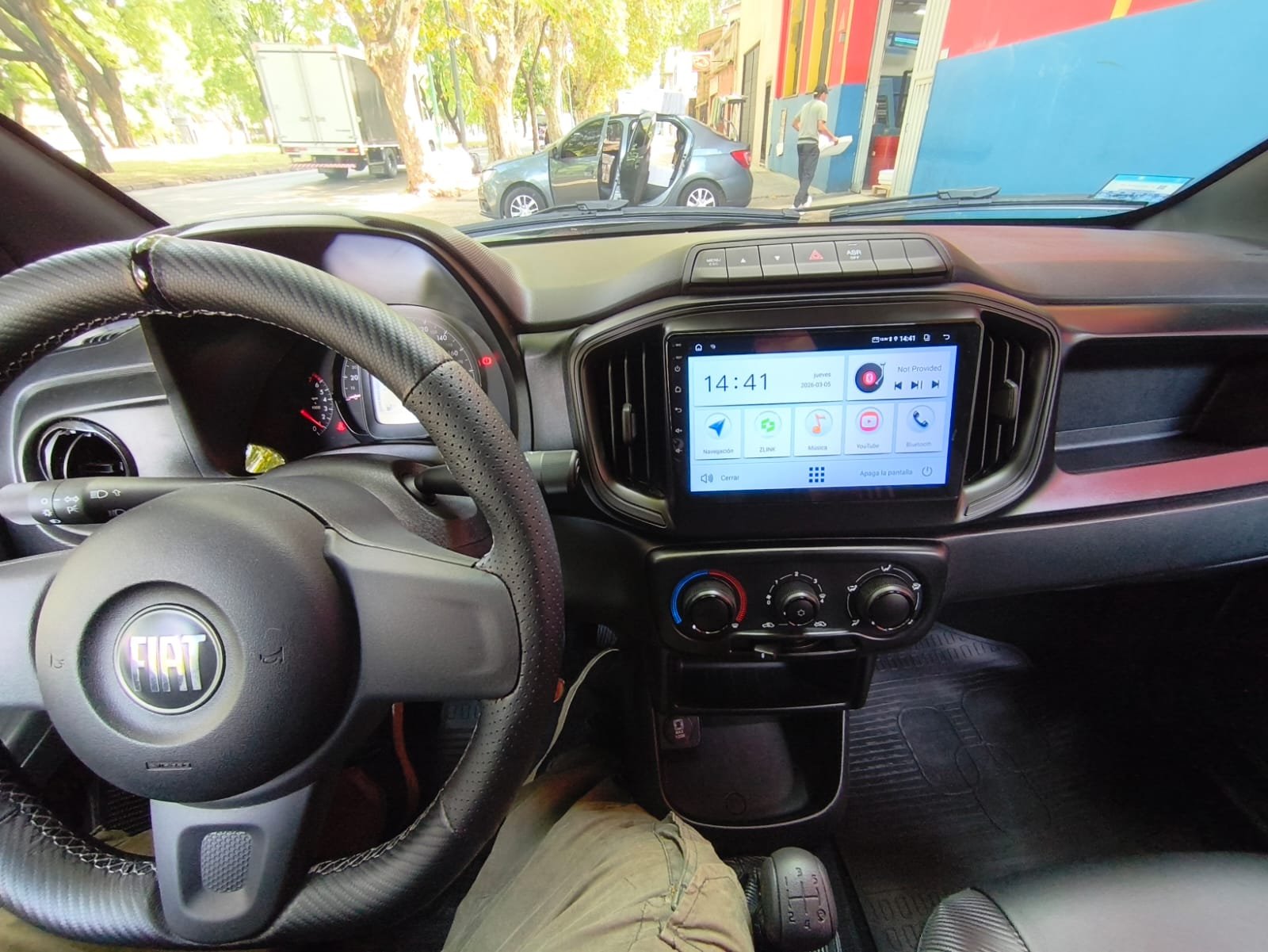 Interior con pantalla multimedia - Car audio M&H Designs