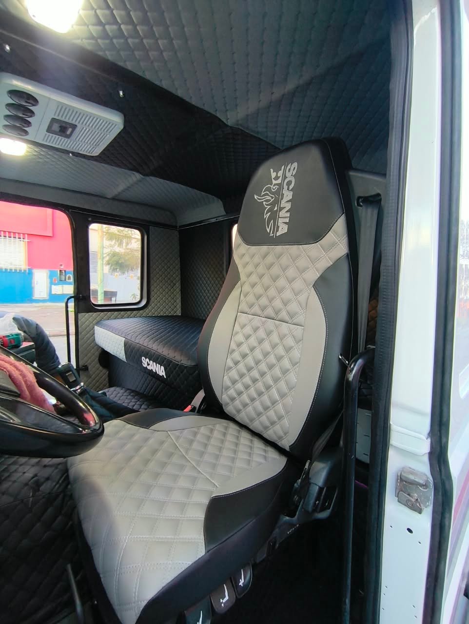 Interior de cabina con tapizado negro y gris - M&H Designs