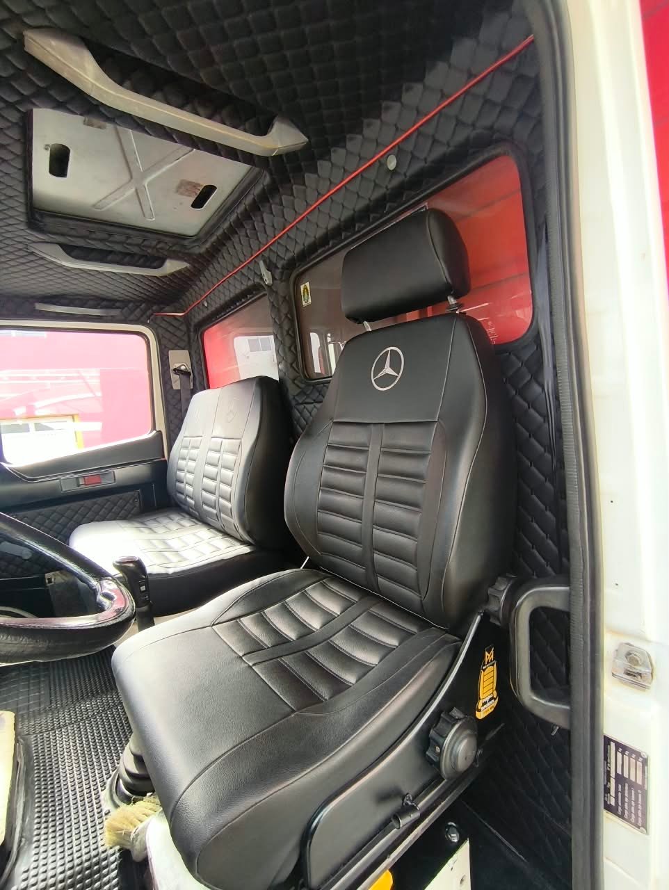 Tapizado interior de cabina en negro - M&H Designs