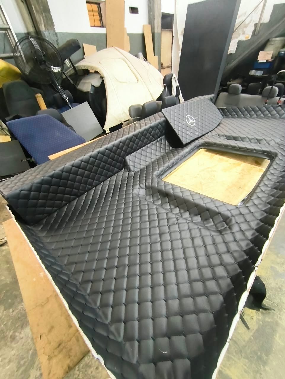 Panel de techo con tapizado en rombos - M&H Designs